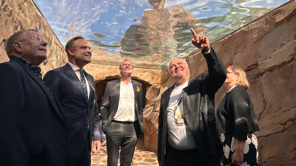 Vor der offiziellen Eröffnung im Tunnel unter Feuerland: Zoo-Direktor Prof. Jörg Junhold (2.v.re.) mit Leipzigs OB Burkhard Jung (Mitte), Kulturbürgermeisterin Skadi Jennicke (g.re.) und Landtagspräsident Alexander Dierks (2.v.li.). Vor der offiziellen Eröffnung im Tunnel unter Feuerland: Zoo-Direktor Prof. Jörg Junhold (2.v.re.) mit Leipzigs OB Burkhard Jung (Mitte), Kulturbürgermeisterin Skadi Jennicke (g.re.) und Landtagspräsident Alexander Dierks (2.v.li.).