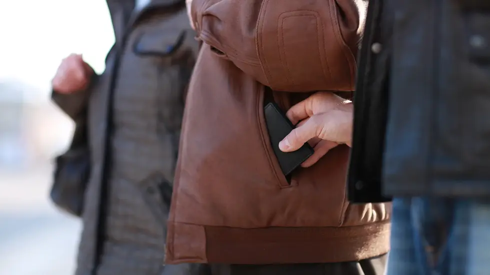 Diebstahl am Bahnhof Chemnitz Süd: Ein 24-Jähriger mit geistiger Behinderung wird von einer Gruppe angesprochen und um seine Geldbörse gebracht. Diebstahl am Bahnhof Chemnitz Süd: Ein 24-Jähriger mit geistiger Behinderung wird von einer Gruppe angesprochen und um seine Geldbörse gebracht.