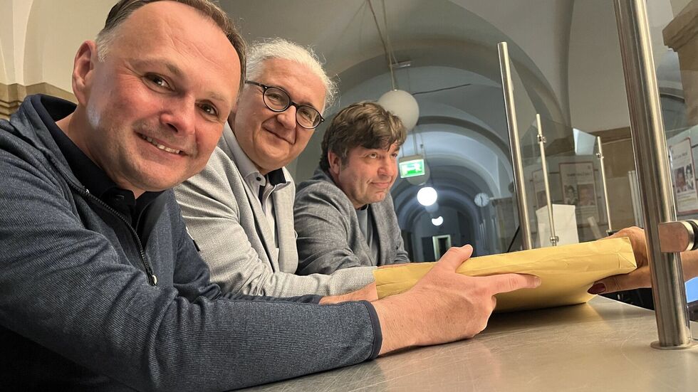 Das Beweisfoto: hier werden die Unterschriften übergeben Das Beweisfoto: hier werden die Unterschriften übergeben