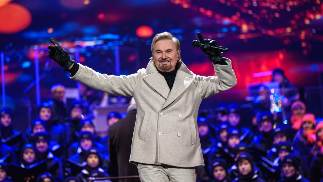 Der Musiker Nik P. steht auf der Bühne.