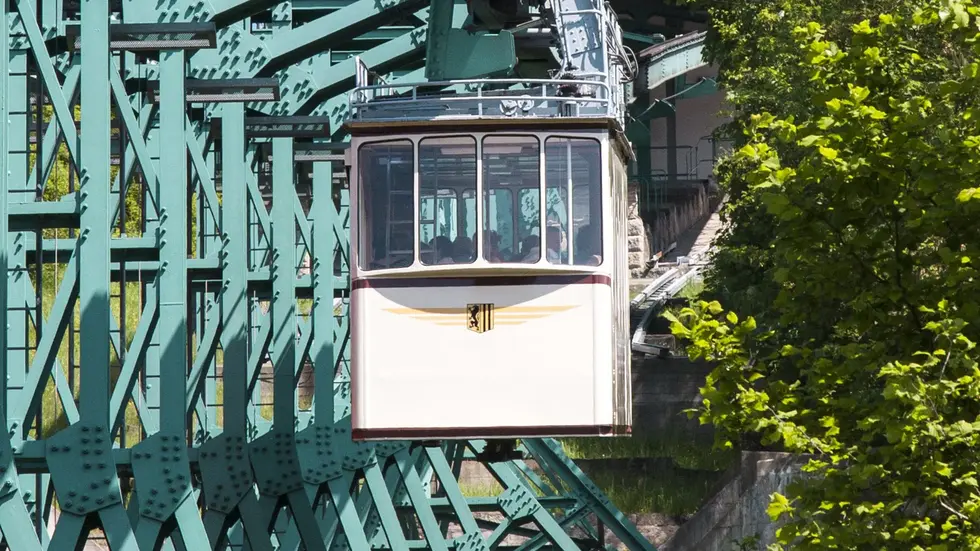Die Dresdner Schwebebahn ist für mehrere Wochen nicht mehr unterwegs. (Archivbild) Die Dresdner Schwebebahn ist für mehrere Wochen nicht mehr unterwegs. (Archivbild)