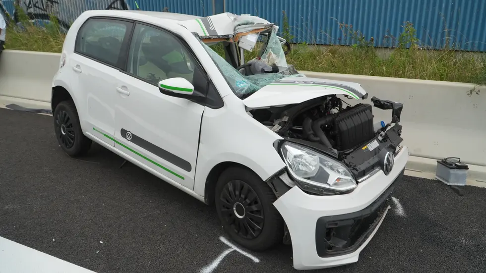 Dieser VW war in die Unfallstelle gekracht - der Fahrer (54) starb später im Krankenhaus, seine Beifahrerin wurde schwer verletzt. Dieser VW war in die Unfallstelle gekracht - der Fahrer (54) starb später im Krankenhaus, seine Beifahrerin wurde schwer verletzt.