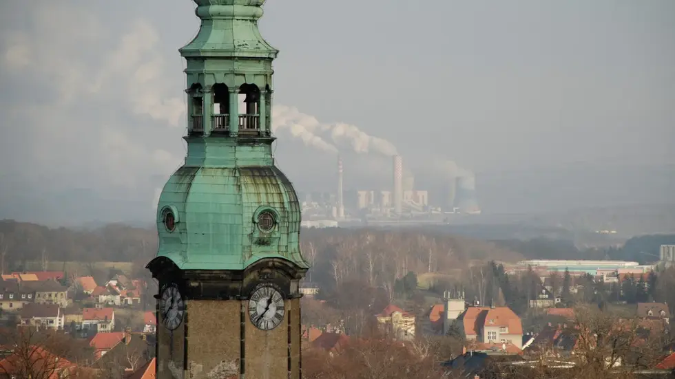 Zittau. Im Hintergrund - auf polnischem Gebiet - das Braunkohlekraftwerk Turow