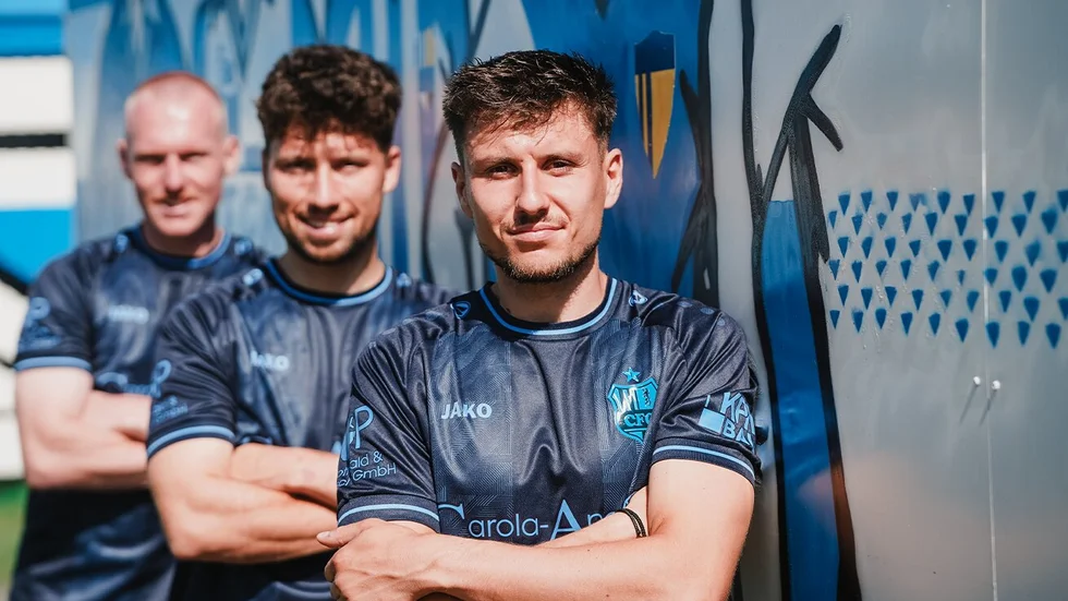 Präsentiert wurde das Trikot von den Kreativspielern Tom Baumgart und Tobias Stockinger sowie Neuzugang Ron Berlinski. Präsentiert wurde das Trikot von den Kreativspielern Tom Baumgart und Tobias Stockinger sowie Neuzugang Ron Berlinski.
