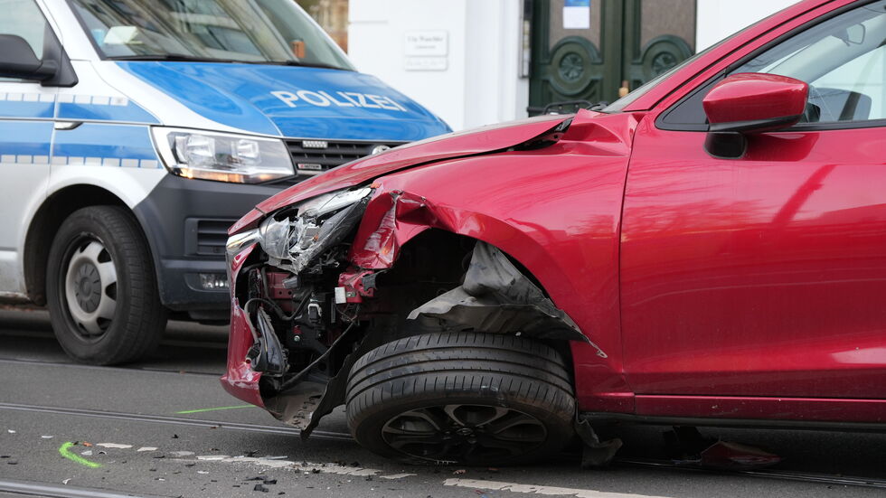 Das Auto wurde bei dem Unfall schwer beschädigt.