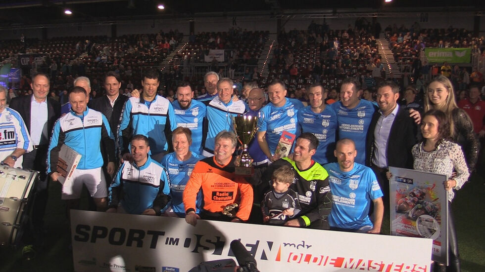 Fußballstar Michael Ballack feiert mit dem Chemnitzer FC den Sieg des Oldie Masters.