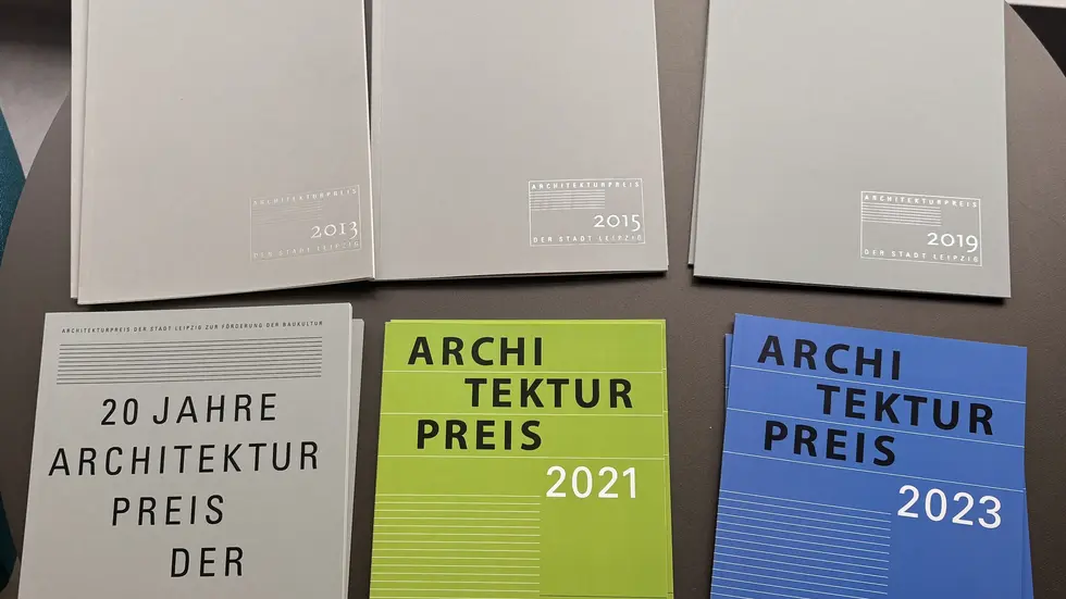 Jedes Jahr gibt es eine Zusammenfassung der verliehenen Architekturpreise in Form eines Heftes. Jedes Jahr gibt es eine Zusammenfassung der verliehenen Architekturpreise in Form eines Heftes.