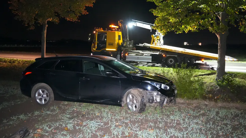 Der beschädigte Hyundai i40 musste abgeschleppt werden. Der beschädigte Hyundai i40 musste abgeschleppt werden.