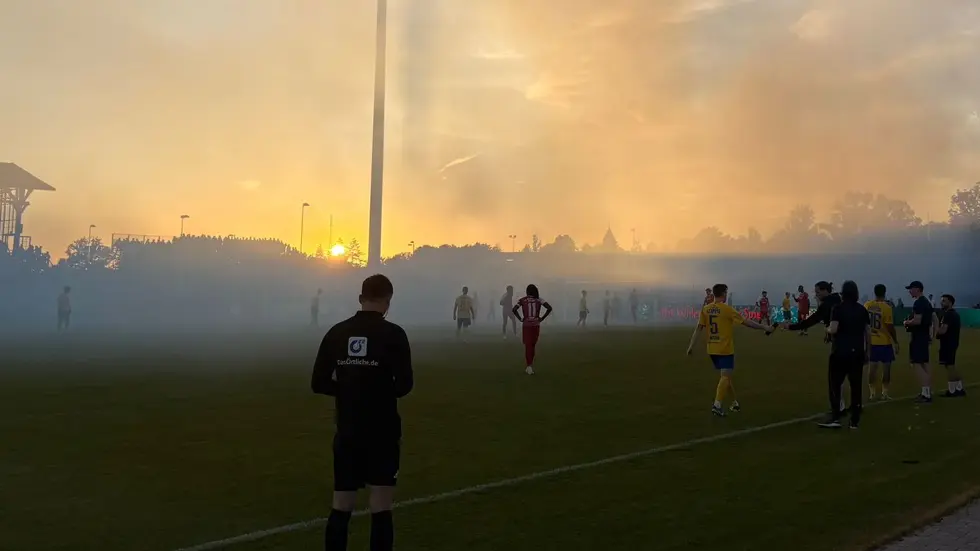 Das Bruno-Plache-Stadion wurde mehrfach von den Lok-Fans in Rauch gehüllt.