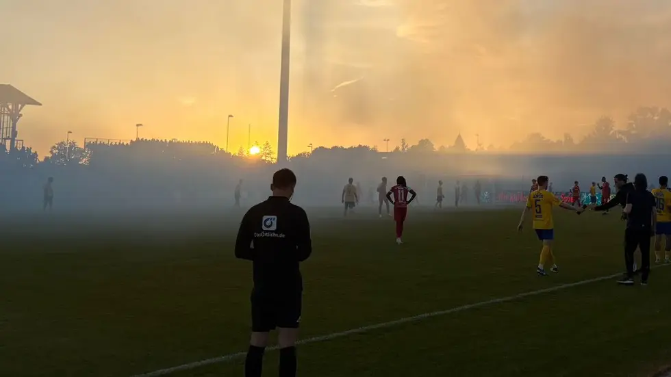 Eine Szene nach Abpfiff des Hinspiels im Bruno-Plache-Stadion (Symbolbild). Eine Szene nach Abpfiff des Hinspiels im Bruno-Plache-Stadion (Symbolbild).