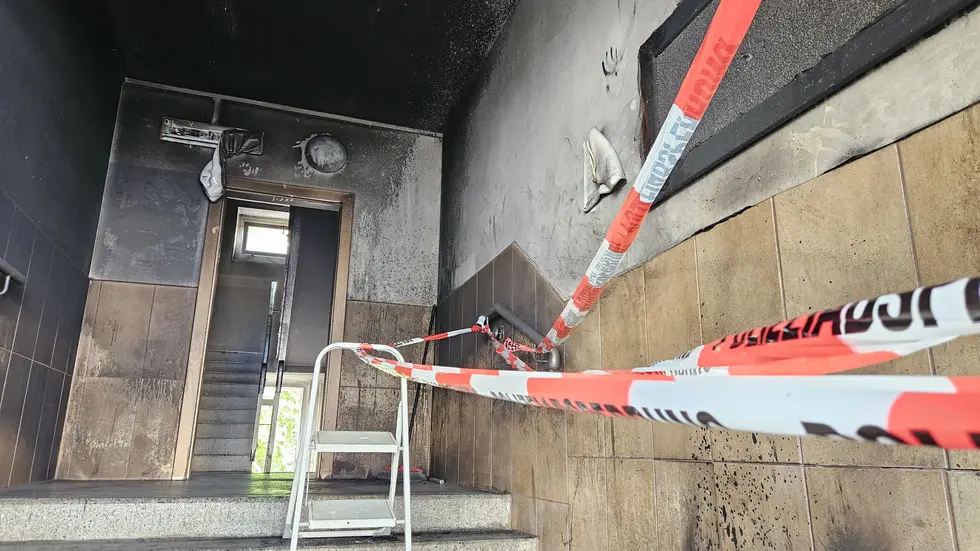 Das Feuer brach im Eingangsbereich des Mehrfamilienhauses aus.