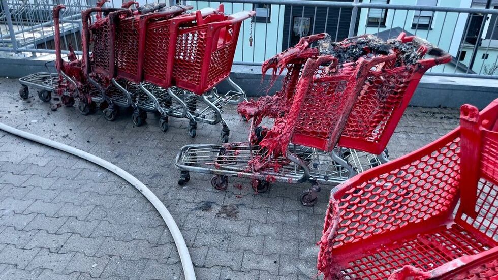 Pyrotechnik entzündete gegen 16 Uhr Einkaufswagen. 