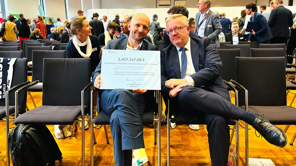 Görlitzer Landrat Stephan Meier (l.) und Sachsens Staatssekretär Sören Trilleberg (r.)