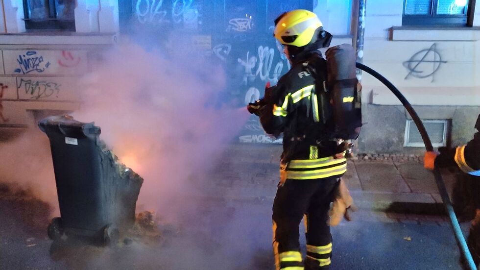 Auch Mülltonnen brannten in der Nacht zu Montag in Leipzig.