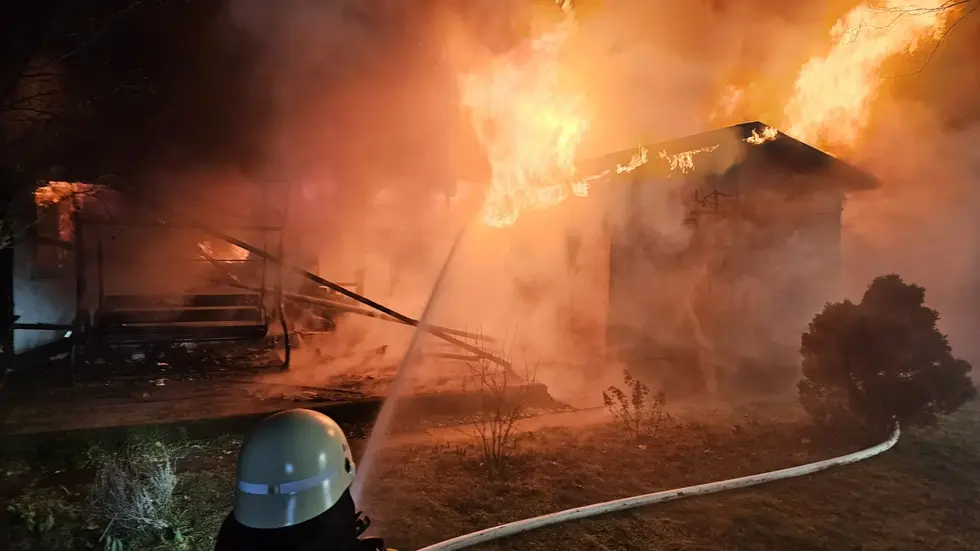 Die Feuerwehr beim Löschangriff.