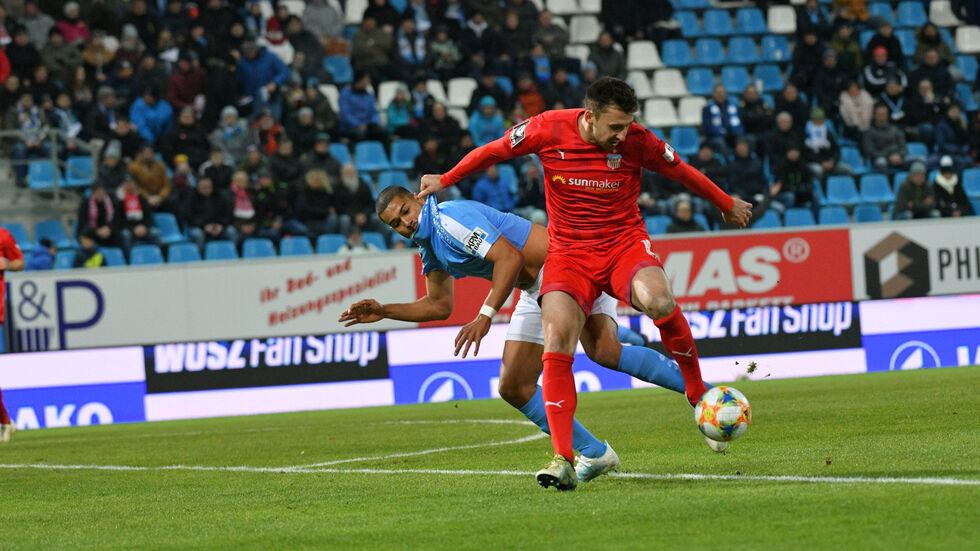 Zweikampf zwischen dem Chemnitzer Noah Awuku (hinten) und dem Zwickauer Davy Frick (vorn).
