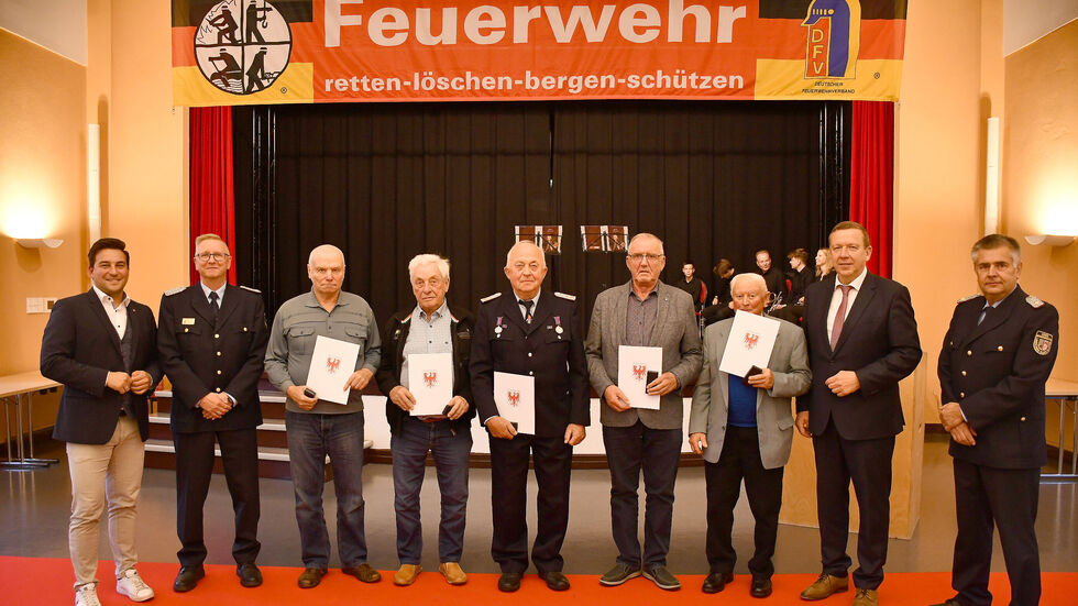 Gemeinsam geehrt: Die Kameraden für 60 Jahre treue Dienste mit Bürgermeister Felix Freitag (l., Sonnewalde), Frank Romey (2.v.l., Kreisfeuerwehrverband), Landrat Christian Jaschinski (2.v.r.), Kreisbrandmeister Steffen Ludewig (r.) und den Ausgezeichneten.
