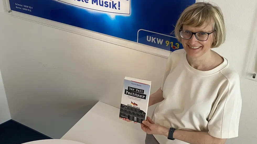 Katrin Reiser mit ihrem Roman. Ihr Vater ist auch bei einem Sturz aus dem Leipziger Astoria Hotel gestorben. 
