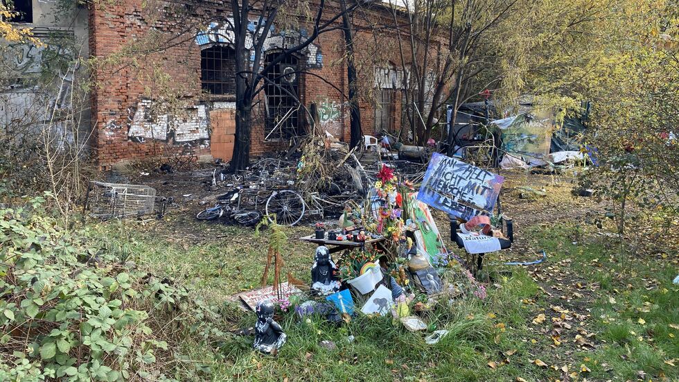 Blick auf den Obdachlosen-Zeltplatz, von dem ein Teil niederbrannte.