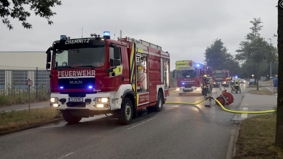 Erneut Feuer in einer Recycling-Firma in Chemnitz: An der Thalheimer Straße brannte Müll.