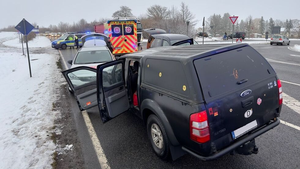 Fünf Autos waren in den Unfall verwickelt. Fünf Autos waren in den Unfall verwickelt.
