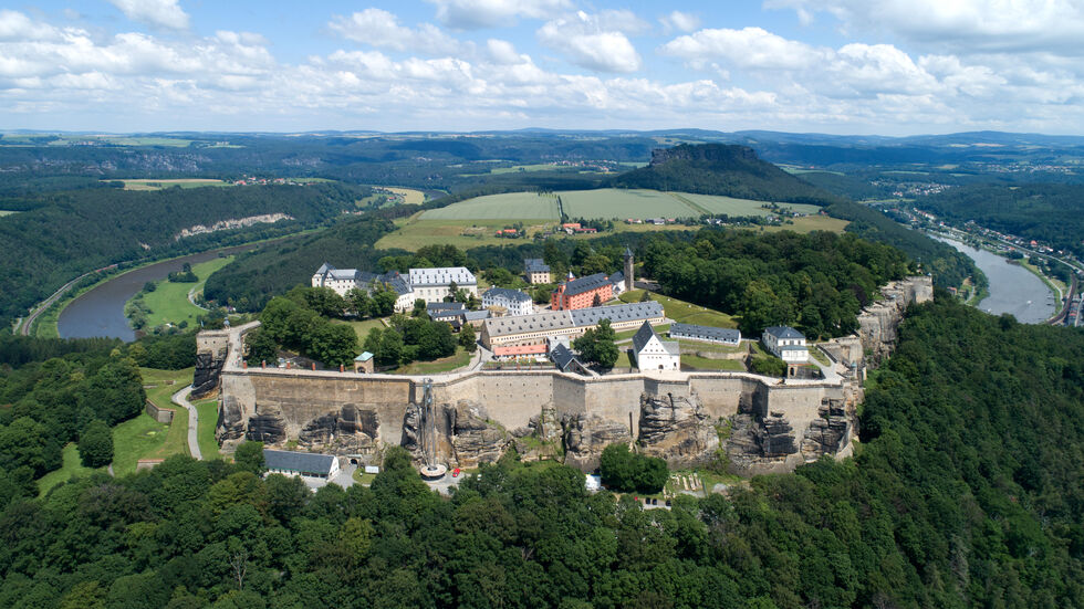 Stolz thront die Festung Königstein über der Elbe. Das Gastro-Angebot hat sich in den letzten 30 Jahren stark erweitert Stolz thront die Festung Königstein über der Elbe. Das Gastro-Angebot hat sich in den letzten 30 Jahren stark erweitert