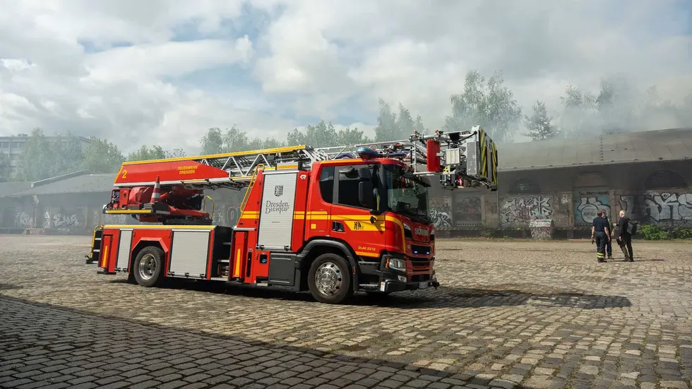 Flammen und eine starke Rauchentwicklung sind auf einer Fläche von zehn mal zehn Metern deutlich zu sehen. 