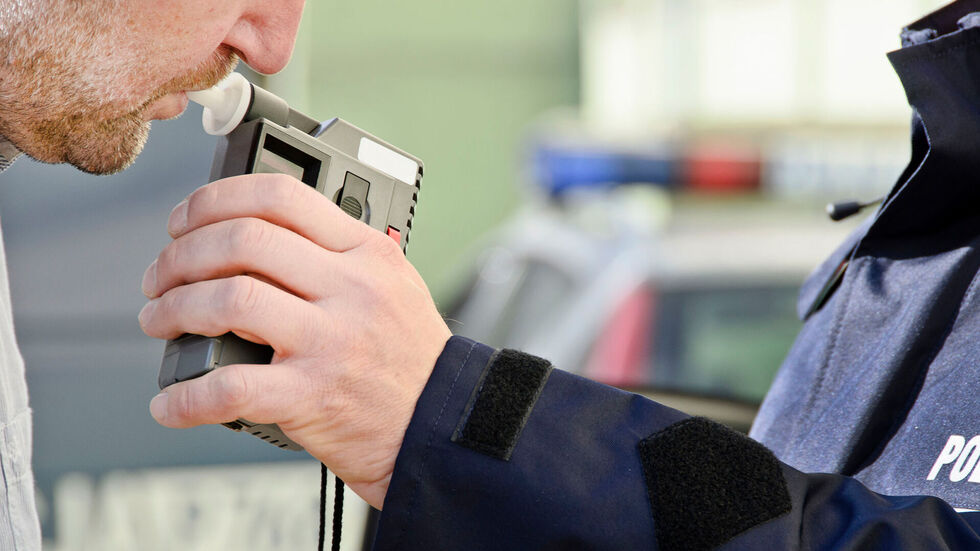 In Hoyerswerda sind am Freitag ein alkoholisierter Autofahrer und eine betrunkene E-Scooter-Fahrerin gestellt worden.