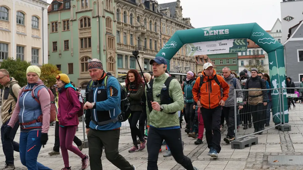 Teilnehmer beim Start des 1. Zwickauer Landlaufs 2025 Teilnehmer beim Start des 1. Zwickauer Landlaufs 2025