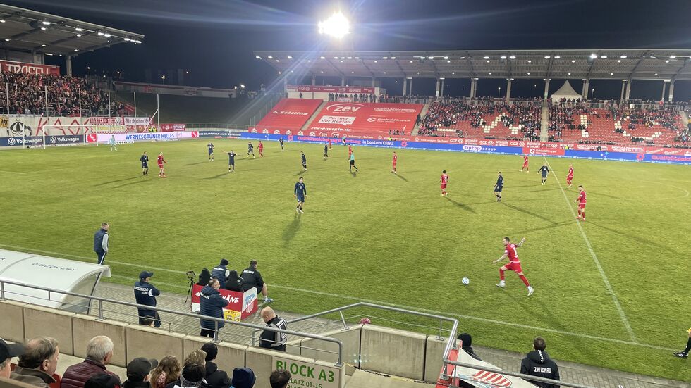 Genau 3.713 Zuschauer kamen am Dienstag zum Flutlichtspiel in die GGZ-Arena