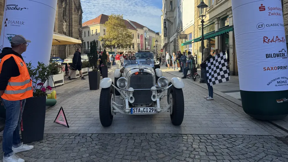John Rotscher und Luisamaria Horter im Mercedes 500 Supersport, Baujahr 1932, überqueren am späten Freitagnachmittag die Ziellinie am Dom. John Rotscher und Luisamaria Horter im Mercedes 500 Supersport, Baujahr 1932, überqueren am späten Freitagnachmittag die Ziellinie am Dom.