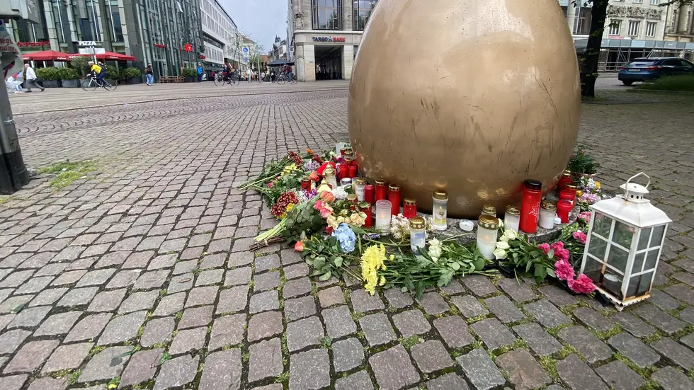 Blumen vor der Zufahrt zur Leipziger Fußgängerzone Tag nach der Amokfahrt. Blumen vor der Zufahrt zur Leipziger Fußgängerzone Tag nach der Amokfahrt.