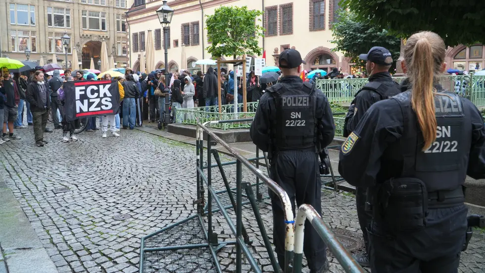 Knapp 300 Menschen haben gestern in der Leipziger Innenstadt gegen eine Veranstaltung der AfD mit Jörg Urban protestiert. Knapp 300 Menschen haben gestern in der Leipziger Innenstadt gegen eine Veranstaltung der AfD mit Jörg Urban protestiert.