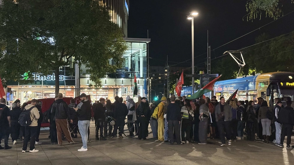 Vor dem Haus des Buches gab es eine Demo Vor dem Haus des Buches gab es eine Demo