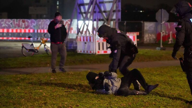 Zwischen Polizei und Teilnehmern des Gegenprotestes kommt es zu handfesten Rangelein.