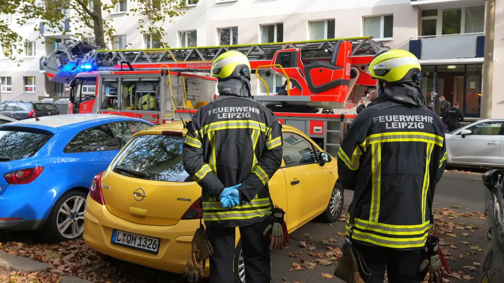 Einsatzkräfte vor dem Wohnhaus in der Grassistraße