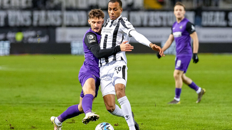 Veilchen Spieler Omar Sijaric (links) hier im Duell mit dem Sandhäusener Yassin Ben Balla. Veilchen Spieler Omar Sijaric (links) hier im Duell mit dem Sandhäusener Yassin Ben Balla.