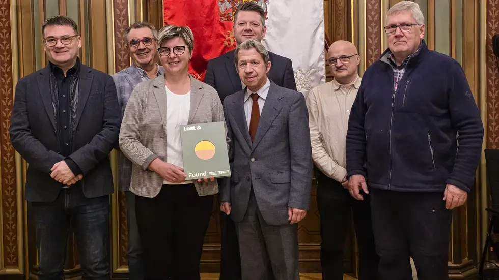 Oberbürgermeister Thomas Zenker mit Susanne Mannschott, Geschäftsführerin der Zittauer Stadtentwicklungsgesellschaft mbH und den Fraktionsvorsitzenden des Zittauer Stadtrates. (v.l.n.r.) Dietrich Glaubitz (CDU), Matthias Weber (Zkm), Susanne Mannschott, Oberbürgermeister Zenker, Matthias Böhm (ZBZ), Jörg Domsgen (AfD),  Thomas Kurze (Freie Wähler)