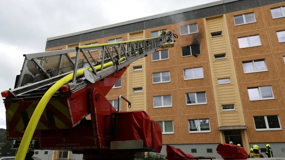 Ein Trupp ging unter Atemschutz zur Brandbekämpfung in die Wohnung vor, gleichzeitig wurde das Feuer von außen über eine Drehleiter bekämpft.

