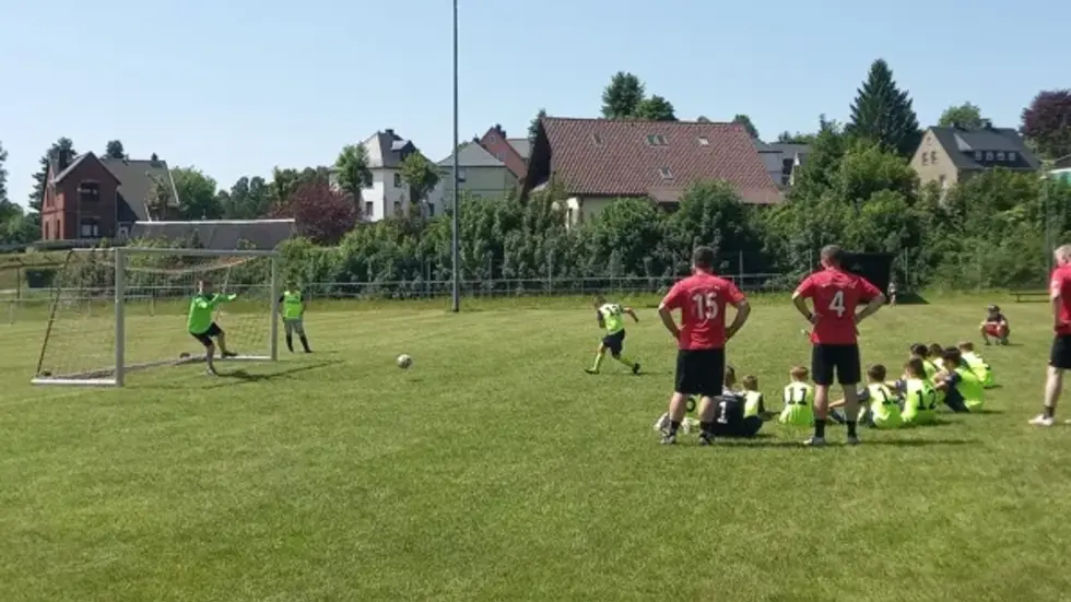 Auf dem Sportplatz trainieren nicht nur die 1. Mannschaft sondern auch alle Jugendteams. 