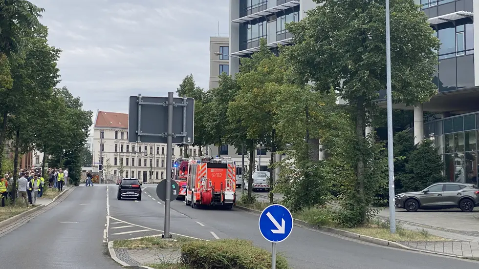 Die Feuerwehr ist mit mehreren Löschfahrzeugen angerückt. Die Feuerwehr ist mit mehreren Löschfahrzeugen angerückt.