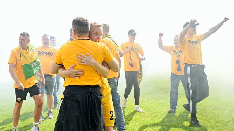 Dresdens Tony Menzel (vorne) feiert den Aufstieg in die Zweite Fußball-Bundesliga