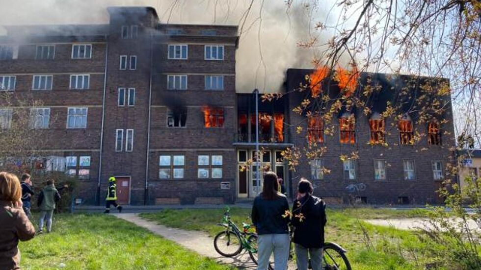 Das Volkshaus Weißwasser stand im April 2021 lichterloh in Flammen. Jugendliche sollen das Feuer gelegt haben. Der Prozess gegen die mutmaßlichen Täter soll im Frühjahr beginnen. (Archivbild)