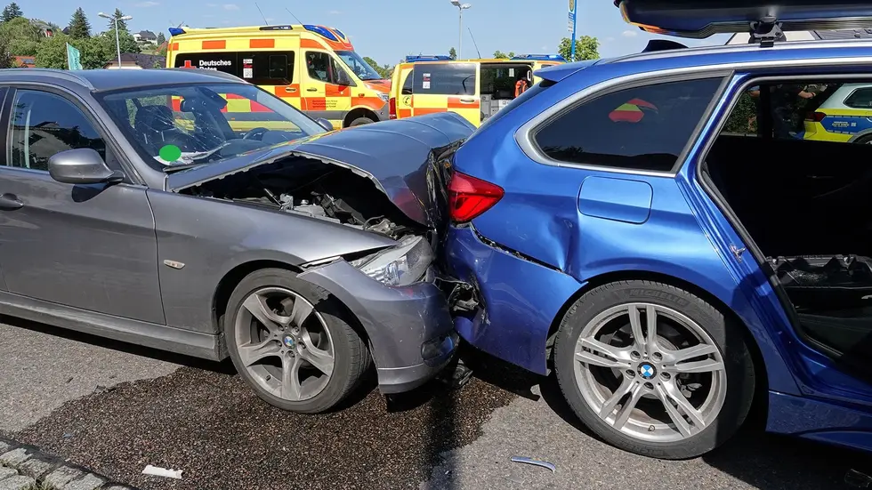 Der 19-jähriger Autofahrer stieß aus bislang ungeklärter Ursache auf zwei Fahrzeuge auf, die wegen eines Rück-Staus vor ihm standen Der 19-jähriger Autofahrer stieß aus bislang ungeklärter Ursache auf zwei Fahrzeuge auf, die wegen eines Rück-Staus vor ihm standen