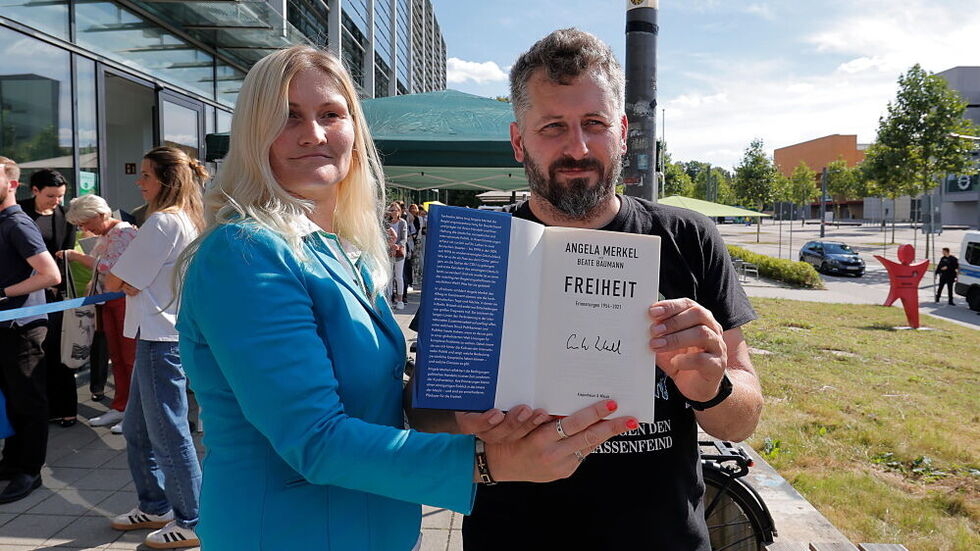 Cindy Schwarzer und Ronny Berthold haben sich ein Buch signieren lassen.