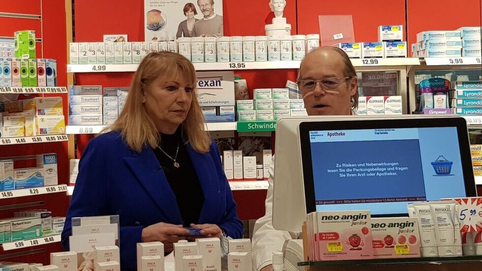 Petra Köpping und Apotheker Dr. Michael Sauter 