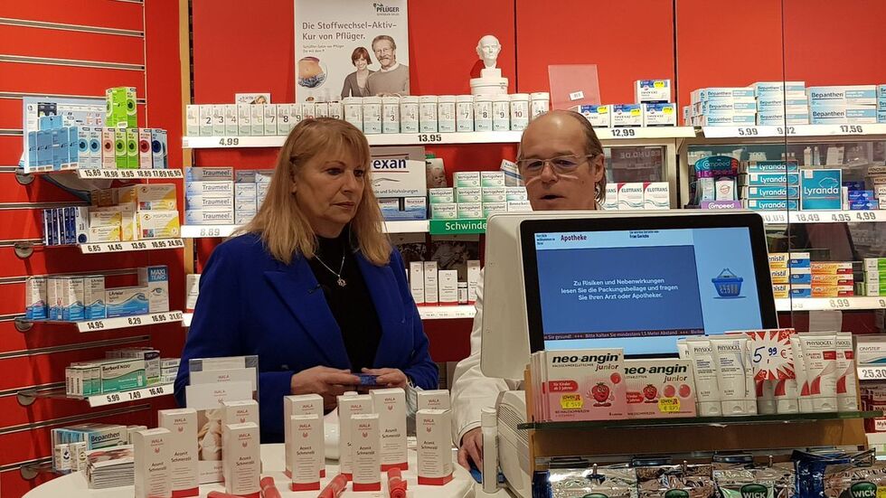 Gesundheitsministerin Petra Köpping in der Löwen Apotheke im Pösnapark