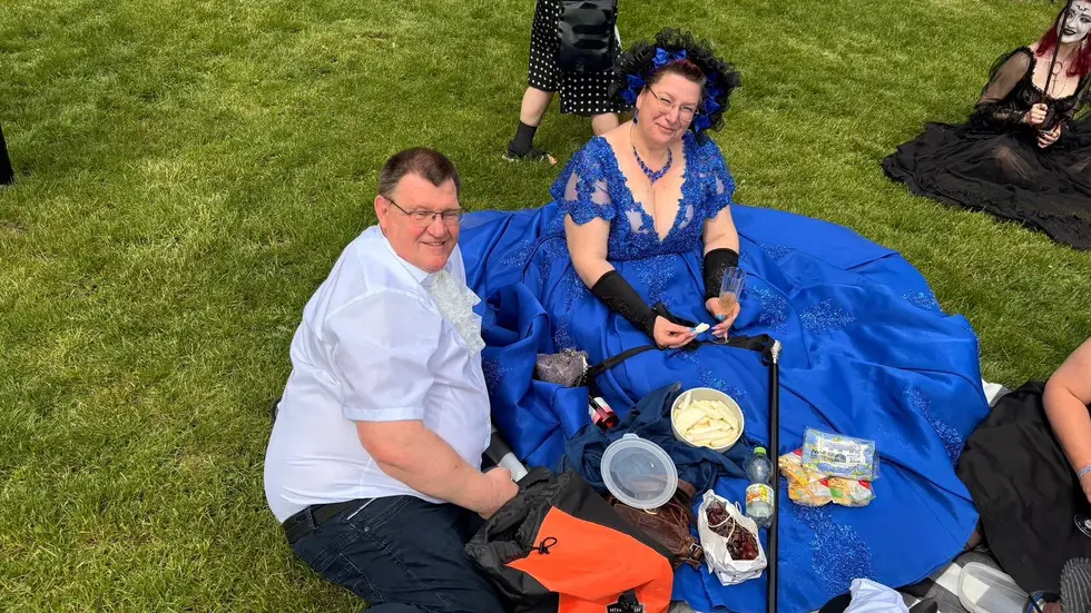 Diese Dame fiel durch ihr buntes Kleid auf - blau ist eher nicht so die Farbe des Viktorianischen Picknicks. Aber erlaubt ist natürlich alles, was Spaß macht.
