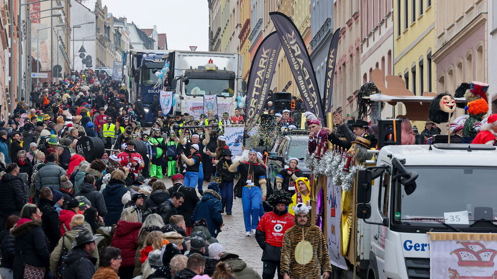 Tim Lutz (im Eispiraten-Trikot) schreibt fleißig Autogramme. 