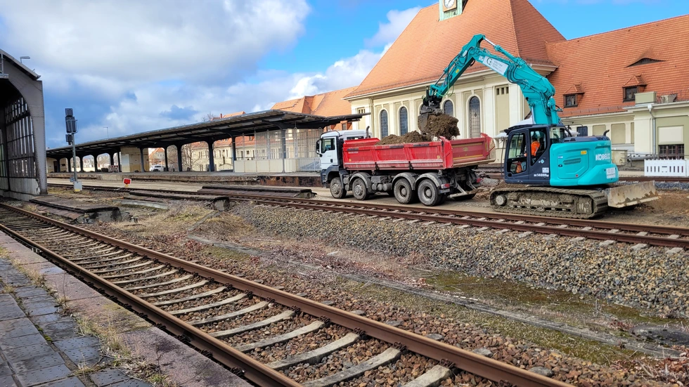 Vorbereitungen für die Elektrifzierung des Görlitzer Bahnhofs. Der Fahrdraht wird aus Polen gezogen. Blick auf den Außenbahnsteig 3/4.